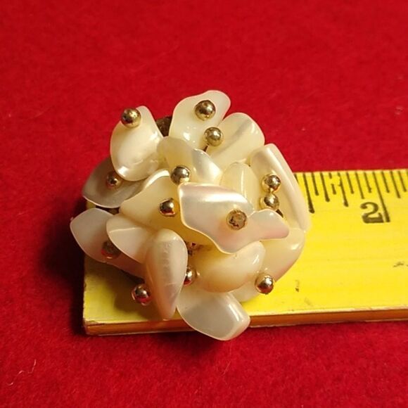 Vintage Mother of Pearl Chips Gold Tone Metal Beads Clip Earrings Cottagecore - Picture 5 of 7